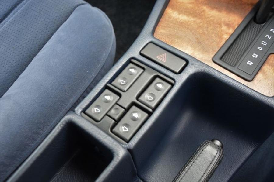 Детали интерьера BMW 740i (E32) 1992 года  (UK) (фото 152 из 170)